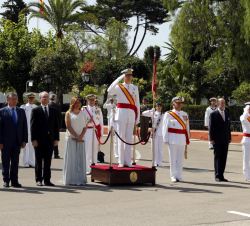 Su Majestad el Rey a su llegada a la Escuela de Suboficiales de la Armada recibe honores de ordenanza