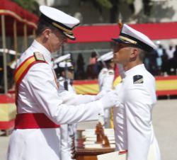 Su Majestad el Rey condecora al número Uno del Cuerpo General de la Armada, sargento José Manuel Lois Costa
