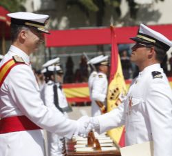 Su Majestad el Rey condecora al número Uno del Cuerpo de Infantería de Marina, sargento Guillermo Constantin Porras Chavarino