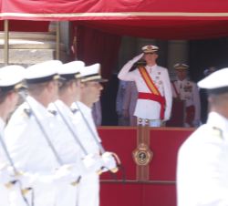 Su Majestad el Rey durante el desfile, saluda al paso de los nuevos Suboficiales de la Armada