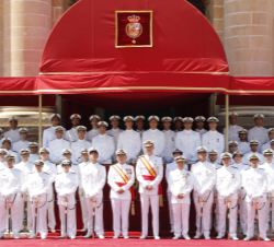 Fotografía de grupo de Su Majestad el Rey con los nuevos Suboficales de la Armada