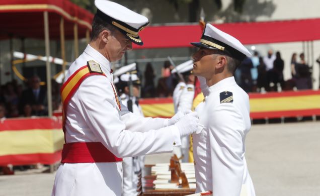 Su Majestad el Rey condecora al número Uno del Cuerpo General de la Armada, sargento José Manuel Lois Costa