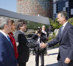 Su Majestad el Rey recibe el saludo del presidente de la Generalitat de Cataluña, Carles Puigdemont