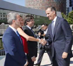 Su Majestad el Rey recibe el saludo de la delegada del Gobierno en la Comunidad Autónoma de Cataluña, María de los Llanos de Luna