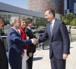 Su Majestad el Rey recibe el saludo del segundo teniente de Alcalde Área de Empresa, Cultura e Innovación del Ayuntamiento de Barcelona, Jaume Collbon