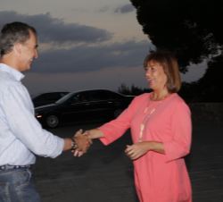 Su Majestad el Rey recibe el saludo de la presidenta de las Illes Balears, Francina Armengol, en presencia del alcalde de Palma, José Hila