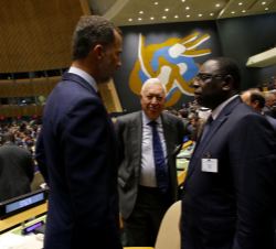 Don Felipe conversa con el Presidente de Senegal, Macky Sall