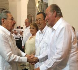 Su Majestad el Rey Don Juan Carlos saluda al Presidente cubano, Raúl Castro