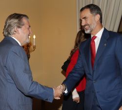 Su Majestad el Rey recibe el saludo del ministro de Educación, Cultura y Deporte en funciones, Íñigo Méndez de Vigo