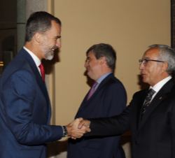 Su Majestad el Rey recibe el saludo del presidente del Comité Olímpico Español, Alejandro Blanco