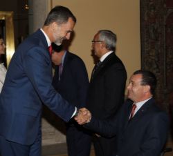 Don Felipe recibe el saludo del vicepresidente primero del Comité Paralímpico Español, José Alberto Álvarez