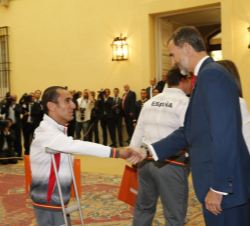 Don Felipe saluda a Miguel Ángel Martínez Tajuelo