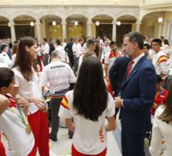 Don Felipe conversa con un grupo de deportistas