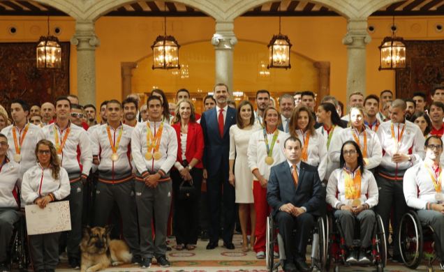 Los Reyes y la Infanta Doña Elena, con los deportistas españoles que obtuvieron medalla o diploma en Río 2016