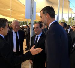 Su Majestad el Rey conversa con el expresidente de la República Francesa, Nicolas Sarkozy, y el presidente de la República Francesa, François Hollande