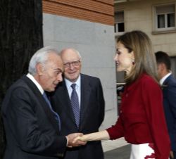 Doña Letizia recibe el saludo del presidente de la Fundación Amigos del Museo del Prado, Carlos Zurita