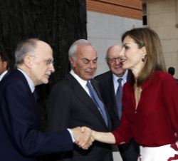 Doña Letizia recibe el saludo del vicepresidente de la Fundación Amigos del Museo del Prado, Oscar Fanjul