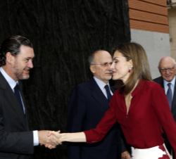 Su Majestad la Reina recibe el saludo del director del Museo Nacional del Prado, Miguel Zugaza
