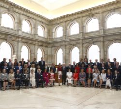 Doña Letizia con los asistentes a la Reunión de Trabajo del Patronato Internacional de la Fundación Amigos del Museo del Prado