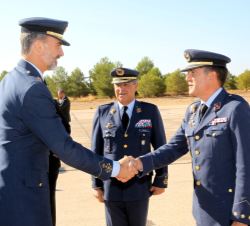 Su Majestad el Rey recibe el saludo del coronel jefe del Ala nº 14, Julio Nieto Sampayo, en presancia del jefe del Estado Mayor del Ejército del Aire,