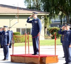 Su Majestad el Rey recibe honores de ordenanza a su llegada a la Base Aérea de Albacete