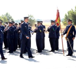 Su Majestad el Rey pasa revista a la fuerza a su llegada a la Base Aérea de Albacete