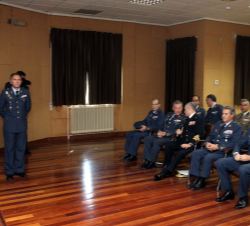 Su Majestad el Rey durante la conferencia a cargo del coronel jefe del Ala nº 14 del Ejército del Aire