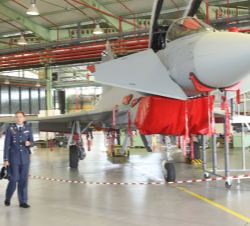 Su Majestad el Rey durante el recorrido contempla uno de los Eurofighter en revisión