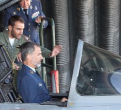 Su Majetad el Rey a bordo de un Eurofighter recibe explicaciones sobre los mandos de cabina