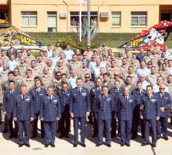 Fotogarfía de grupo de Su Majestad el Rey junto al personal destinado en el Ala nº 14 del Ejército del Aire