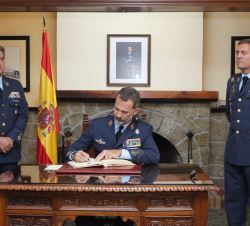 Su Majetad el Rey firma en el Libro de Honor del Ala nº 14 del Ejército del Aire