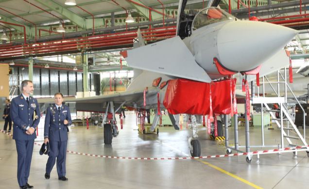 Su Majestad el Rey durante el recorrido contempla uno de los Eurofighter en revisión