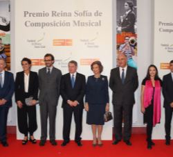 Su Majestad la Reina Doña Sofía, con las personalidades asistentes, miembros de la Fundación de Música Ferrer-Salat y directivos de RTVE