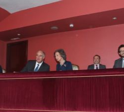 Doña Sofía conversa con el subsecretario de Educación, Cultura y Deporte, Fernando Benzo