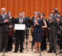 Doña Sofía, junto con las personalidades que la acompañaban en el escenario y el resto de espectadores, aplauden al compositor Francisco Martín Quinte