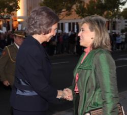 Su Majestad la Reina Doña Sofía recibe el saludo de la delegada del Gobierno en la Comunidad de Castilla y León, María José Salgueiro