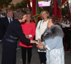 Su Majestad la Reina Doña Sofía recibe el saludo de la presidenta de la Asociación Alzheimer León, Mercedes García Fernández