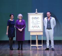 Entrega del premio en categoría institucional al Grupo Alzheimer Europa recogido por Ana Díez y Helen Rochfort