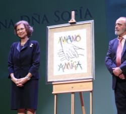 Su Majestad la Reina Doña Sofía recoge el “Premio Anónimo con Nombre” concedido por el jurado de los Premios Mano Amiga de la Asociación A