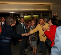 Doña Sofía saluda a las personas prensentes a su salida del auditorio Ciudad de León 