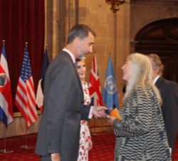 Su Majestad el Rey entrega la insignia de la Fundación a Mary Beard, Premio Princesa de Asturias de Ciencias Sociales