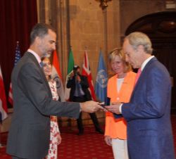 Su Majestad el Rey entrega la insignia de la Fundación a Richard Ford, Premio Princesa de Asturias de las Letras
