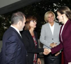 Su Majestad la Reina recibe el saludo de la directora de UNICEF en Ginebra, Marilena Viviani
