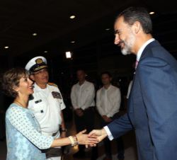 Su Majestad el Rey a su llegada a Cartagena de Indias es recibido por la viceministra de Relaciones Exteriores de la República de Colombia, Patti Lond