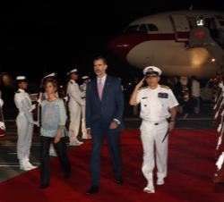 Su Majestad el Rey es recibido con honores a su llegada a Cartagena de Indias