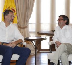 Su Majestad el Rey durante su encuentro con el presidente del Banco Internacional de Desarrollo, Luis Alberto Moreno