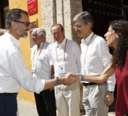 Su Majestad el Rey a su llegada al Centro de Formación de la Cooperación Española recibe el saludo de la directora del Centro, María Mercedes Flórez