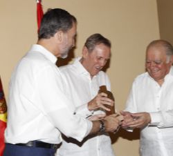 Su Majestad el Rey hace entrega del III Premio Enrique V. Iglesias al Desarrollo del Espacio Empresarial Iberoamericano al presidente del directorio d