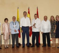 Fotografía de grupo de Su Majestad el Rey con las autoridades, miembros de CEAL y el galardonado con el III Premio Enrique V. Iglesias al Desarrollo d