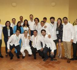 Fotografía de grupo de Su Majestad el Rey con las autoridades iberoamericanas que conformaron el pacto Iberoamericano de Juventud